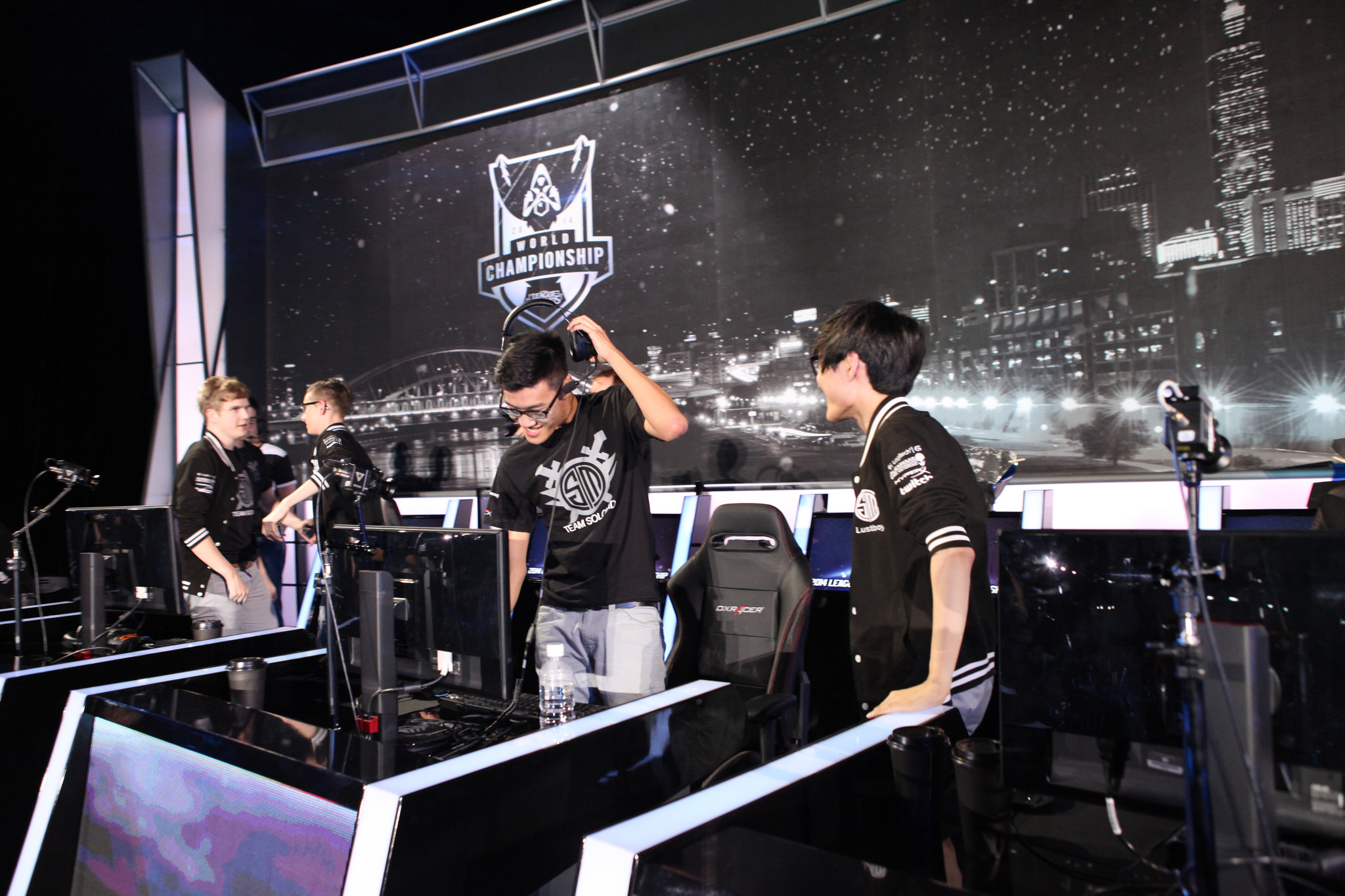 LPL赛区JDG战队“两面包夹芝士”战术解析：版本更迭下中上联动的破局之道-开运电竞